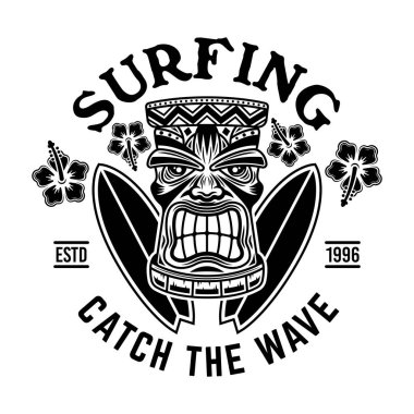 Sörf vektörü amblemi, rozet, etiket, çıkartma ya da üzerinde tiki kafası ve sörf tahtası olan bir logo. Beyazda izole edilmiş klasik monokrom biçiminde resimleme