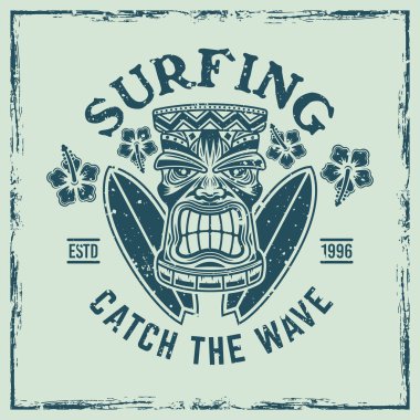 Sörf vektörü amblemi, rozet, etiket, çıkartma ya da üzerinde tiki kafası ve sörf tahtası olan bir logo. Çıkarılabilir dokulara sahip renkli vintage biçiminde resimleme