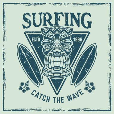Sörf vektörü amblemi, rozet, etiket, çıkartma ya da üzerinde tiki kafası ve sörf tahtası olan bir logo. Çıkarılabilir dokulara sahip renkli vintage biçiminde resimleme