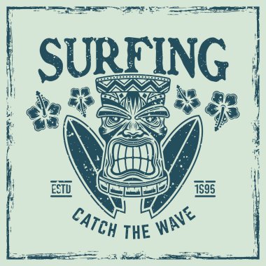 Sörf vektörü amblemi, rozet, etiket, çıkartma ya da üzerinde tiki kafası ve sörf tahtası olan bir logo. Çıkarılabilir dokulara sahip renkli vintage biçiminde resimleme