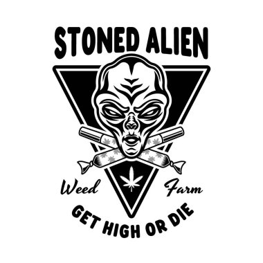 Marihuana taşıyıcı amblemi taşlanmış bir uzaylı ve iki çapraz sarma beyaz üzerine siyah tarzda.