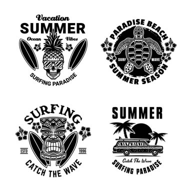 Tropik plajlar, dalgalar, sörf tahtaları, palmiye ağaçları ve günbatımları olan klasik sörf ve yaz tatili amblemleri. Tişörtler ve retro tasarımlar için mükemmel.