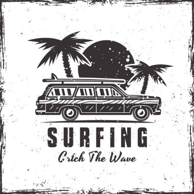 Klasik sörf arabası, avuç içi ve gün batımı vektör amblemi ya da beyaz arka planda izole edilmiş klasik tarzda tişört baskısı. Farklı katmanlardaki Grunge çerçeve ve dokuları