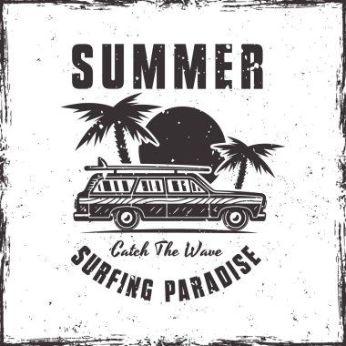 Klasik sörf arabası, avuç içi ve gün batımı vektör amblemi ya da beyaz arka planda izole edilmiş klasik tarzda tişört baskısı. Farklı katmanlardaki Grunge çerçeve ve dokuları