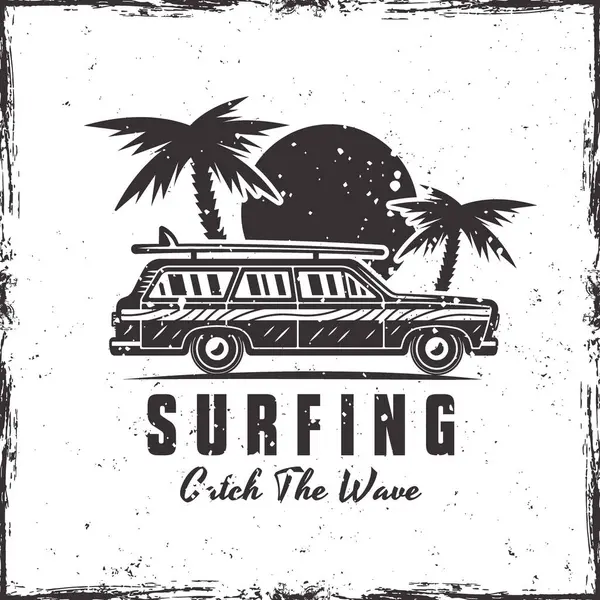 Klasik sörf arabası, avuç içi ve gün batımı vektör amblemi ya da beyaz arka planda izole edilmiş klasik tarzda tişört baskısı. Farklı katmanlardaki Grunge çerçeve ve dokuları