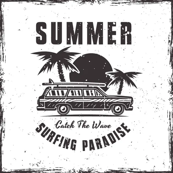 Klasik sörf arabası, avuç içi ve gün batımı vektör amblemi ya da beyaz arka planda izole edilmiş klasik tarzda tişört baskısı. Farklı katmanlardaki Grunge çerçeve ve dokuları