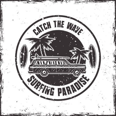 Klasik sörf arabası, avuç içi ve günbatımı vektör yuvarlak amblem veya beyaz arka planda izole edilmiş klasik tarzda tişört baskısı. Farklı katmanlardaki Grunge çerçeve ve dokuları