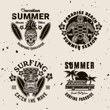 Tropik plajlar, dalgalar, sörf tahtaları, palmiye ağaçları ve günbatımları olan klasik sörf ve yaz tatili amblemleri. Tişörtler ve retro tasarımlar için mükemmel.