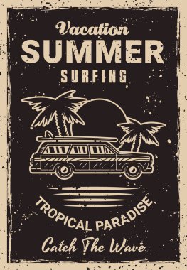 Klasik arabalı, palmiye ağaçlı ve günbatımlı klasik sörf posteri. Plaj, seyahat ve yaz temalı tasarımlar, tişörtler ve baskılar için Retro stil illüstrasyonu mükemmeldir.
