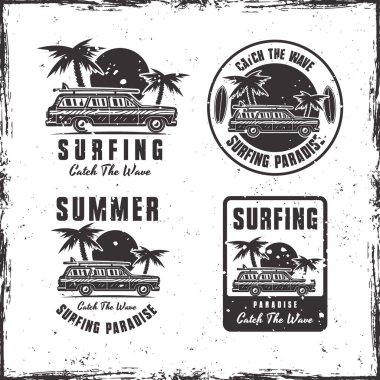 Arka planda palmiyeleri ve günbatımı klasik vektör amblemleri olan, çıkarılabilir dokuları olan klasik sörf arabaları.
