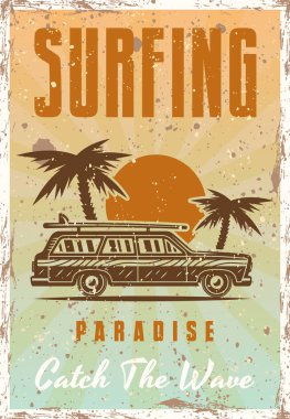 Klasik arabalı, palmiye ağaçlı ve günbatımlı klasik sörf posteri. Plaj, seyahat ve yaz temalı tasarımlar, tişörtler ve baskılar için Retro stil illüstrasyonu mükemmeldir.