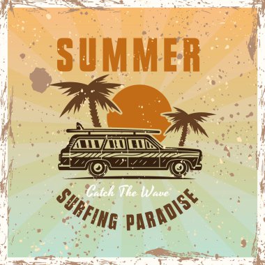 Klasik sörf arabası, avuç içi ve gün batımı vektör amblemi veya renkli tişört baskısı. Parlak arkaplanda vektör illüstrasyonu