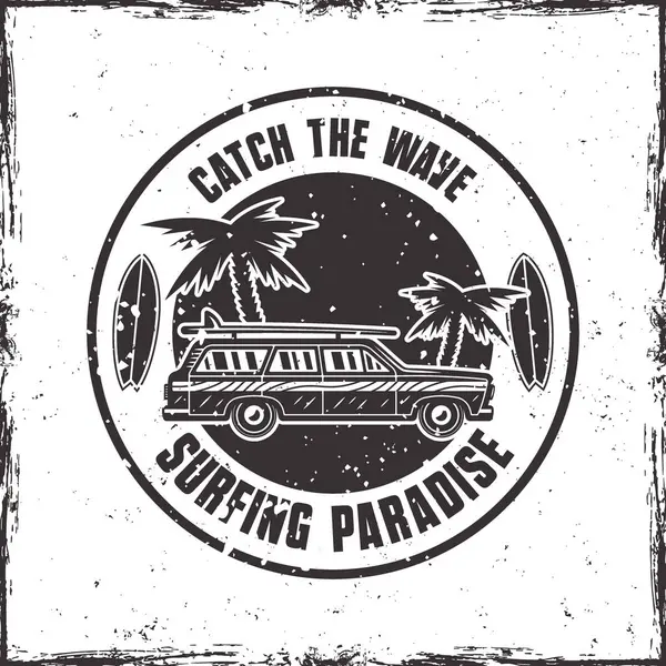 Klasik sörf arabası, avuç içi ve günbatımı vektör yuvarlak amblem veya beyaz arka planda izole edilmiş klasik tarzda tişört baskısı. Farklı katmanlardaki Grunge çerçeve ve dokuları