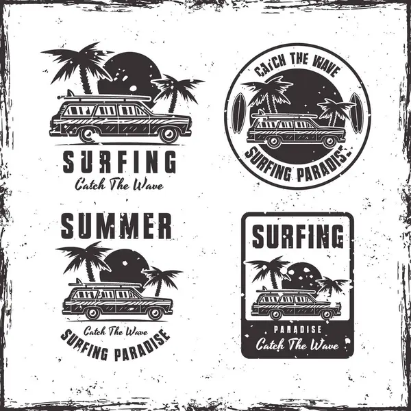 Arka planda palmiyeleri ve günbatımı klasik vektör amblemleri olan, çıkarılabilir dokuları olan klasik sörf arabaları.