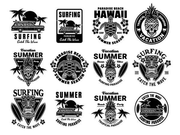 Sörf ve yaz tatili tropikal plajlar, dalgalar, sörf tahtaları, palmiye ağaçları ve günbatımları olan klasik amblemler. Tişörtler ve retro tasarımlar için mükemmel.