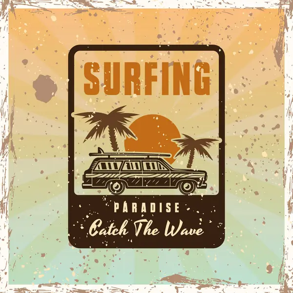 Klasik sörf arabası, avuç içi ve gün batımı vektör amblemi veya renkli tişört baskısı. Parlak arkaplanda vektör illüstrasyonu