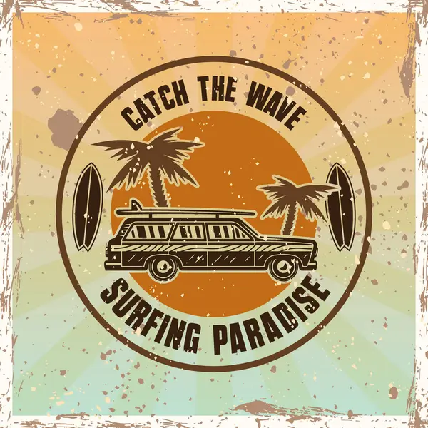 Klasik sörf arabası, avuç içi ve günbatımı vektör yuvarlak amblem veya renkli tişört baskısı. Parlak arkaplanda vektör illüstrasyonu