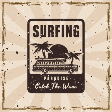 Sörf ve yaz tatili vektör klasik amblemi. Tişörtler ve eski tarz tasarımlar için mükemmel.