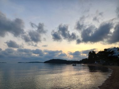 Arkaplan olarak Tayland 'daki Koh Samui adasında gün doğumuyla okyanus manzarası. 