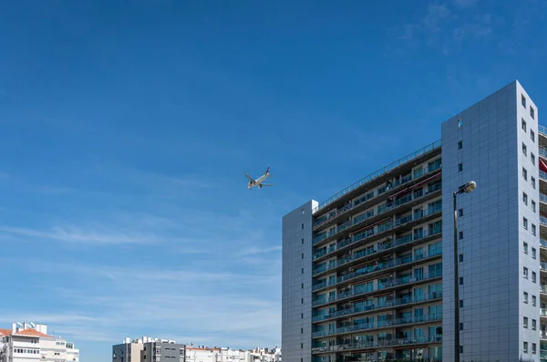 Avião Voando Baixo Sobre Bloco Apartamentos Com Fundo Azul Céu — Fotografia de Stock
