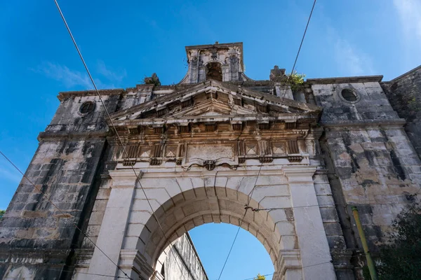 ポルトガルのリスボン市内にある古代の石造りのゲートウェイ — ストック写真