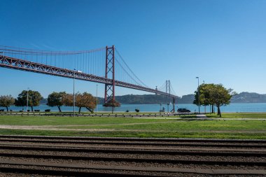 25 Nisan köprüsü Lizbon, Portekiz 'deki Tagus Nehri' ni geçiyor.