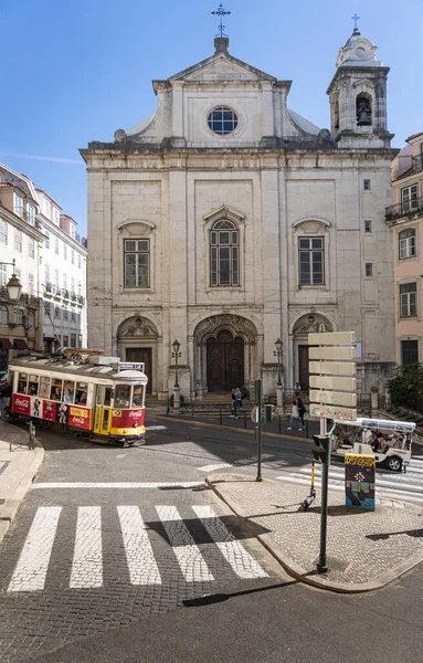 Straßenansicht Einer Straßenbahn Vor Einer Kirche Lissabon Portugal — Stockfoto