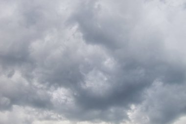 Gün ışığında çalkantılı gri bulutlar