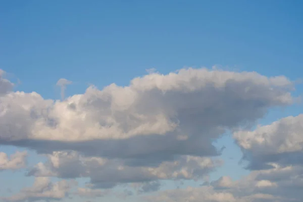 Białe Chmury Błękitne Niebo — Zdjęcie stockowe