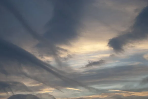 Gün Doğumunda Gökyüzünde Bulutlar — Stok fotoğraf