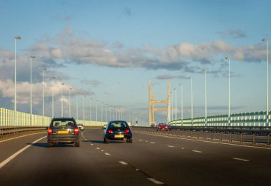 İngiltere ile Galler arasındaki Severn Köprüsü 'nde trafik var.