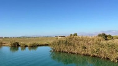 Türkiye 'nin Manavgat Nehri kıyısında yelken açmak