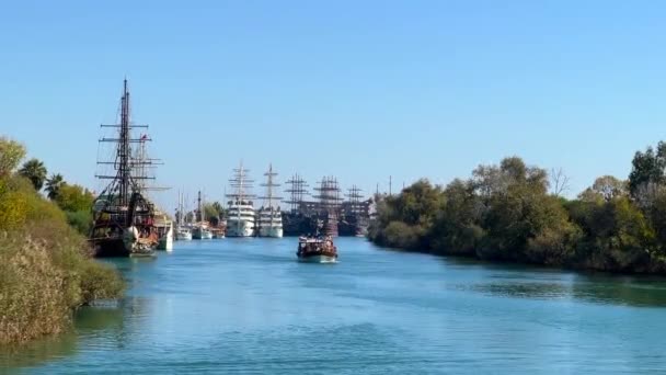 Piratenschepen Boten Manavgat Rivier Turkije — Stockvideo