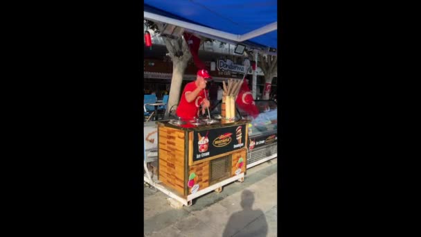 Egy Utcai Árus Török Jégkrémet Készít Egy Utcai Standon Antalya — Stock videók