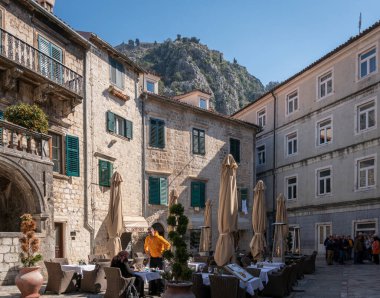 Karadağ 'ın Eski Kotor kentindeki kasaba meydanında antik binalar