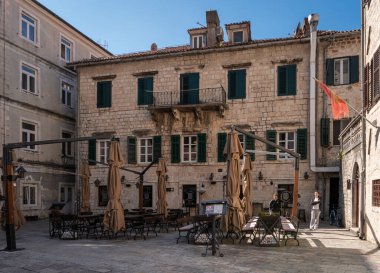 Karadağ 'ın Eski Kotor kentindeki kasaba meydanında antik binalar