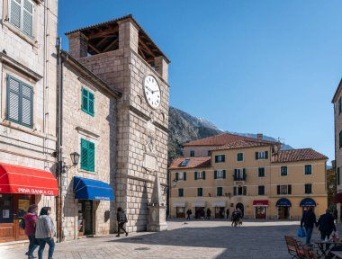 Karadağ 'ın eski Kotor kentindeki meydana saat kulesi