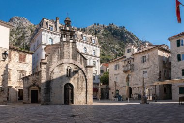 St. Luke Kilisesi ve Karadağ 'ın Eski Kent Kotor kentindeki kasaba meydanı