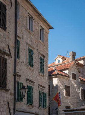 Karadağ 'ın Eski Kent Kotor kentindeki antik yapı cephesi