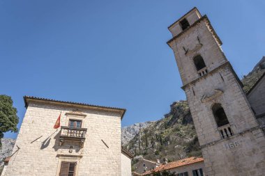 Karadağ 'ın Eski Kotor kentindeki kasaba meydanında antik binalar