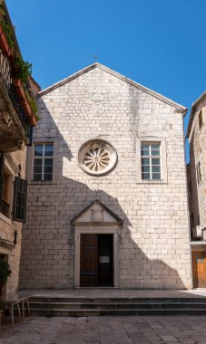 Karadağ 'ın Old Town Kotor kentindeki kasaba meydanında Aziz Clara Kilisesi