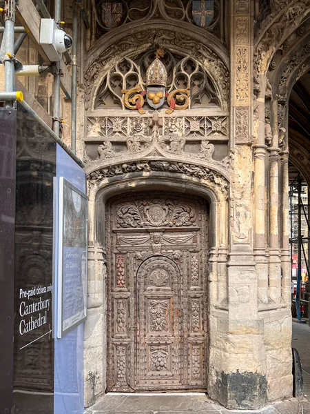 英国ケント州カンタベリー市の大聖堂の古代の木製のドア — ストック写真