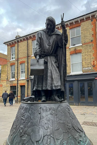 英国肯特坎特伯雷最佳巷和大街拐角处的杰弗里乔叟雕像 — 图库照片