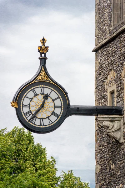 英国ケント州カンタベリーのセント ジョージ タワーの時計 — ストック写真
