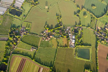 Kent, İngiltere kırsalındaki tarlaların ve köylerin hava görüntüsü