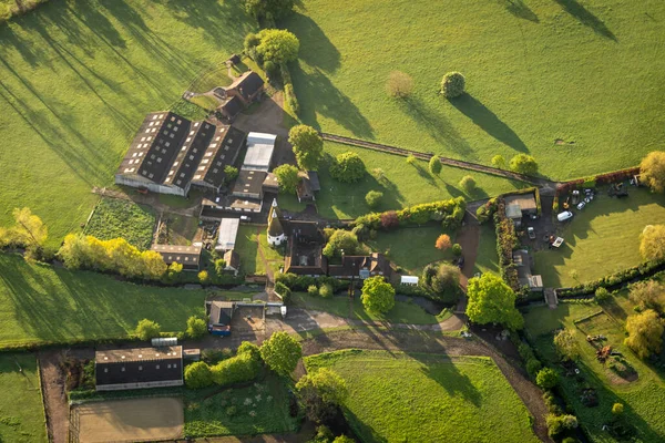 イギリスのケントの田舎に海岸の家がある農場の空中ビュー — ストック写真