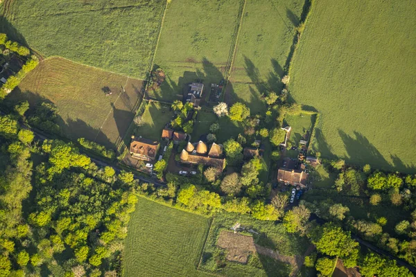 Vista Aérea Uma Fazenda Com Casas Oast Campo Kent Reino — Fotografia de Stock