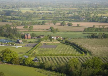 Kent, İngiltere 'de bir çiftliğin ve çevresindeki tarlaların havadan görüntüsü.