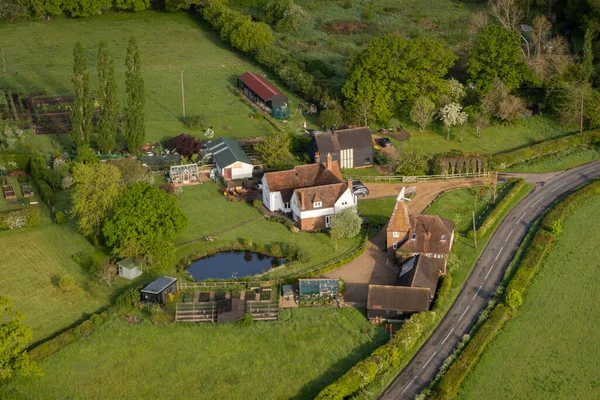 英国ケントの田舎の農場と周辺のフィールドの空中ビュー — ストック写真