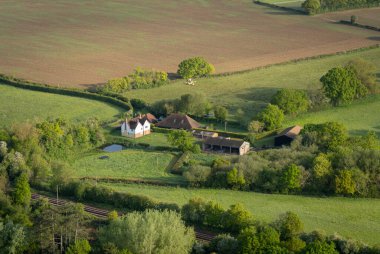 Kent, İngiltere 'de bir çiftliğin ve çevresindeki tarlaların havadan görüntüsü.